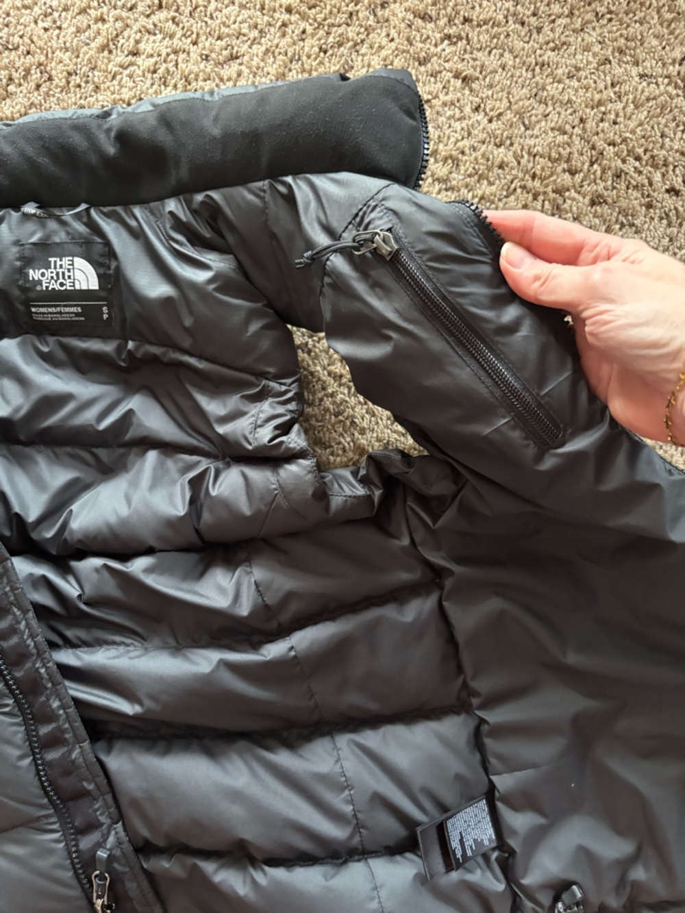 NWOT The North Face Black Puffer Vest - Picture 4 of 5